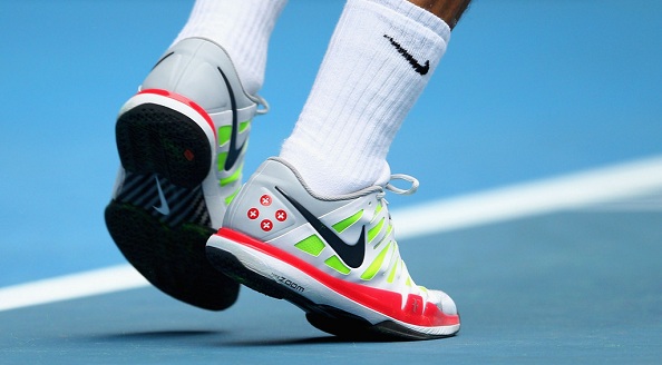 scarpe tennis su cemento