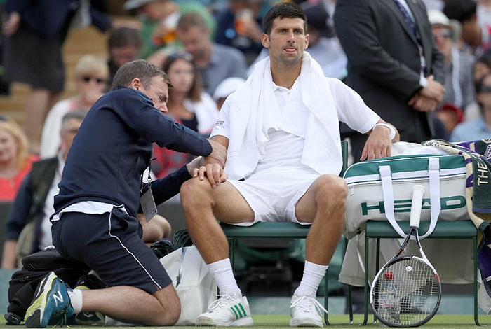 Djokovic infortunio al gomito Wimbledon 2017